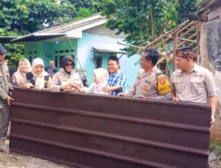 Polres Bogor Salurkan Bantuan Atap Spandek Untuk Korban Angin Puting Beliung di Mekarsari