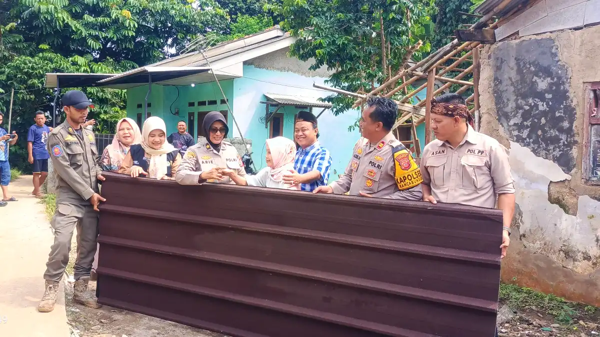 Polres Bogor Salurkan Bantuan Atap Spandek Untuk Korban Angin Puting Beliung di Mekarsari