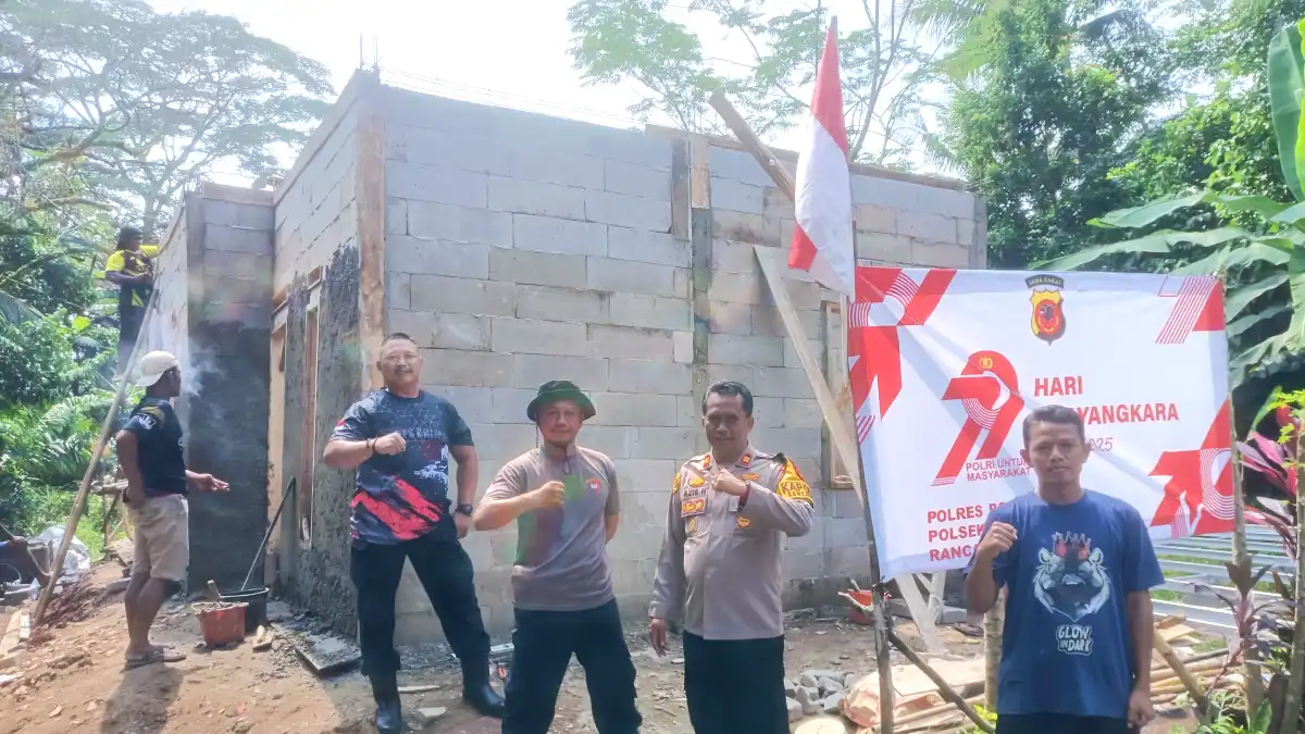 Polres Bogor Salurkan Bantuan Atap Spandek Untuk Korban Angin Puting Beliung di Mekarsari