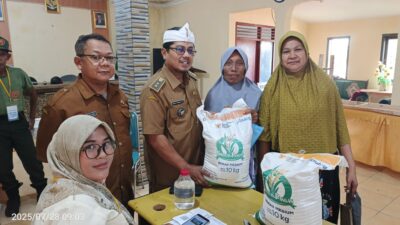 Hore! 601 Warga Desa Pasirgaok Terima Bantuan Pangan Non-Tunai