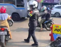 Satlantas Polres Bogor Kawal Ibu Hamil di Tengah Pelaksanaan One Way Satlantas Polres Bogor Kawal Ibu Hamil di Tengah Pelaksanaan One Way