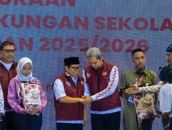 Wali Kota Bogor Serahkan Bantuan Seragam Dinas Lapangan Untuk Siswa Sekolah Rakyat