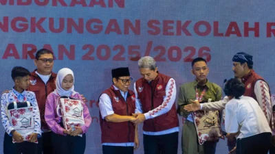 Wali Kota Bogor Serahkan Bantuan Seragam Dinas Lapangan Untuk Siswa Sekolah Rakyat
