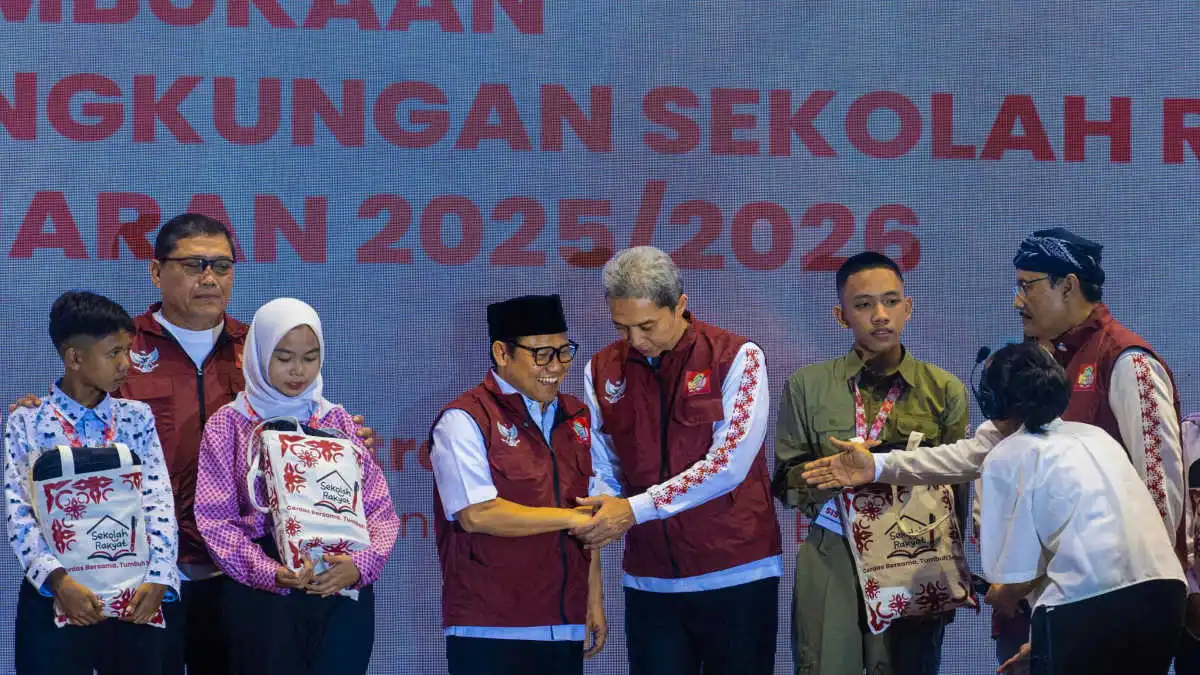 Wali Kota Bogor Serahkan Bantuan Seragam Dinas Lapangan Untuk Siswa Sekolah Rakyat