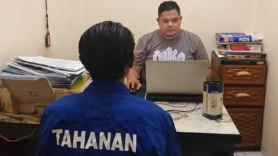 Pelaku saat diperiksa Polisi.