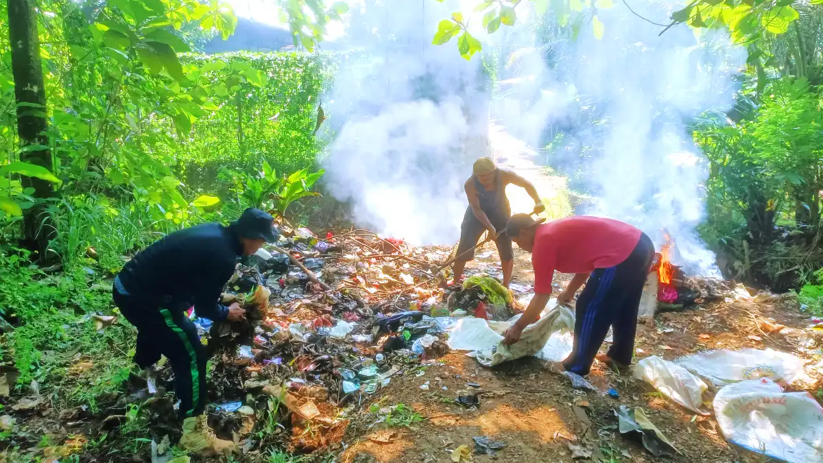 Pemdes Cimulang Gelar Kerja Bakti Bersihkan Sampah Pemdes Cimulang Gelar Kerja Bakti Bersihkan Sampah