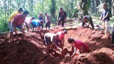 Pemdes Cimulang Gelar Kerja Bakti Bersihkan Sampah Pemdes Cimulang Gelar Kerja Bakti Bersihkan Sampah