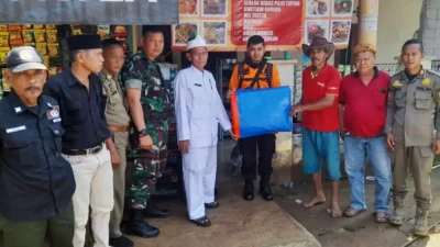 Dinding Rumah Warga Jebol Akibat Longsor, Kades Rancabungur Beri Bantuan Bahan Material