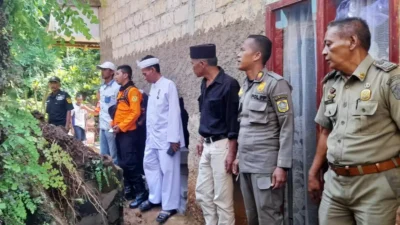 Dinding Rumah Warga Jebol Akibat Longsor, Kades Rancabungur Beri Bantuan Bahan Material