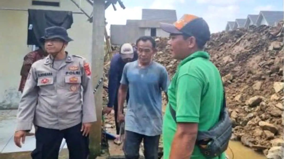 Puluhan Personil Polsek Rancabungur dan Aparat Desa Gelar Kerja Bakti Massal