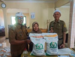 Hore! 601 Warga Desa Pasirgaok Terima Bantuan Pangan Non-Tunai