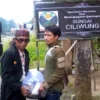 Syukuri Kemerdekaan, Seniman Jalanan Pos Bantaran Ciliwung Sedekah Ikan