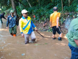Pemdes Pasirgaok Lakukan Normalisasi Sungai Batas Desa