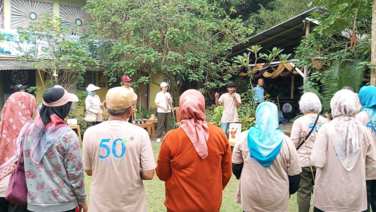 Kompak Komunitas 50+ Aksi Senam Taichi Hingga Baca Puisi