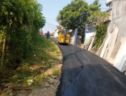 Jalan di Hotmix, Pertumbuhan Ekonomi Warga Desa Neglasari Dramaga Meningkat