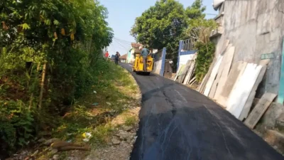 Jalan di Hotmix, Pertumbuhan Ekonomi Warga Desa Neglasari Dramaga Meningkat