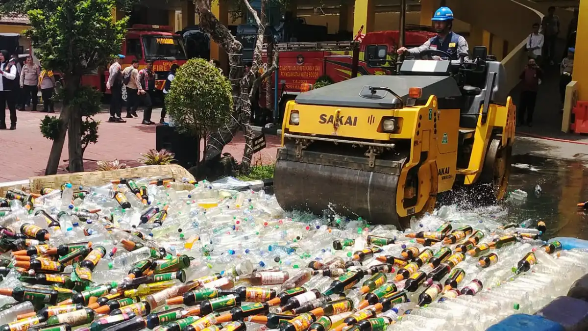 Polresta Bogor Kota Musnahkan 38.875 Botol Miras Hasil Razia di Kota Bogor Polresta Bogor Kota Musnahkan 38.875 Botol Miras Hasil Razia di Kota Bogor
