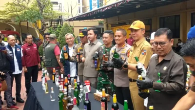 Polresta Bogor Kota Musnahkan 38.875 Botol Miras Hasil Razia di Kota Bogor Polresta Bogor Kota Musnahkan 38.875 Botol Miras Hasil Razia di Kota Bogor