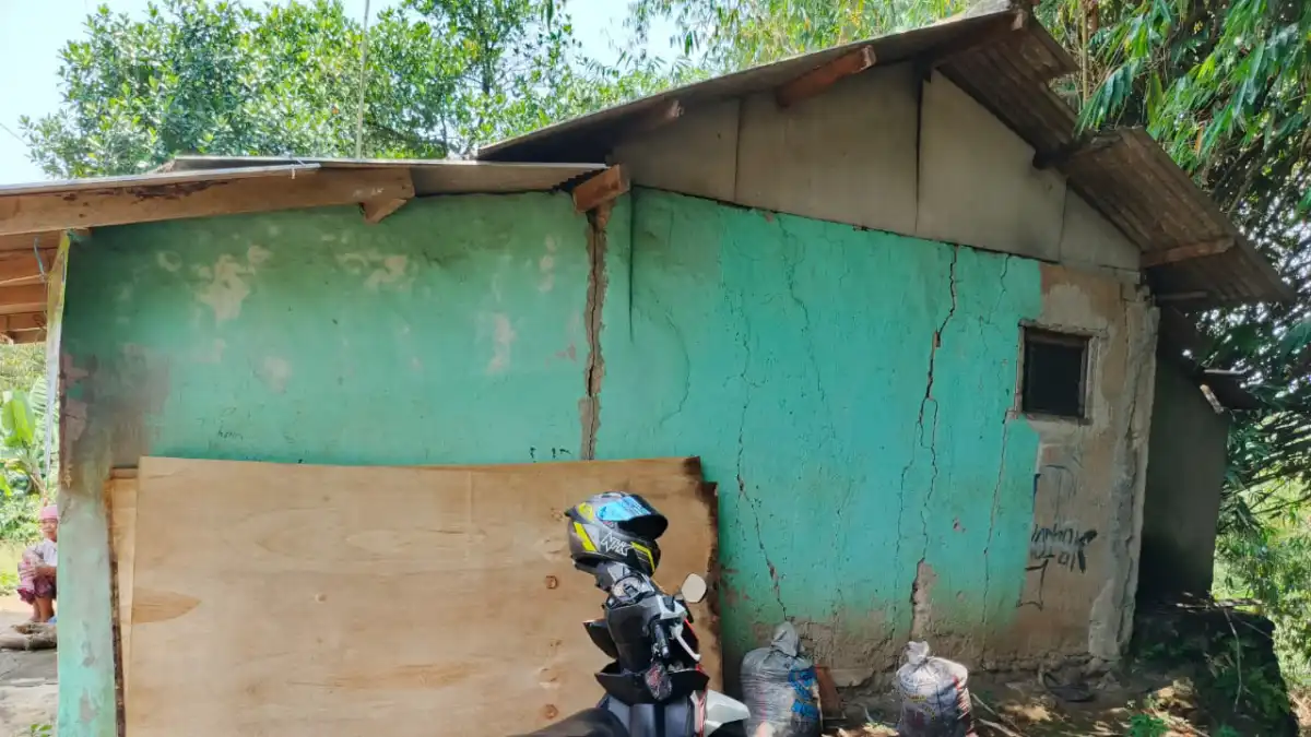 Rumah Wanita Tua di Semplak Barat Bogor Hampir Ambruk
