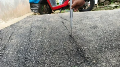 Kasi Ekbang Kecamatan Tamansari Dukung LSM Kobra Laporkan Pekerjaan Pengaspalan Desa Pasir Eurih