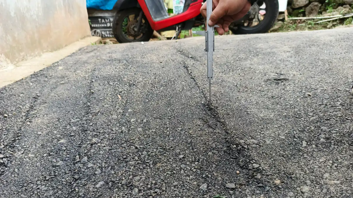 Kasi Ekbang Kecamatan Tamansari Dukung LSM Kobra Laporkan Pekerjaan Pengaspalan Desa Pasir Eurih