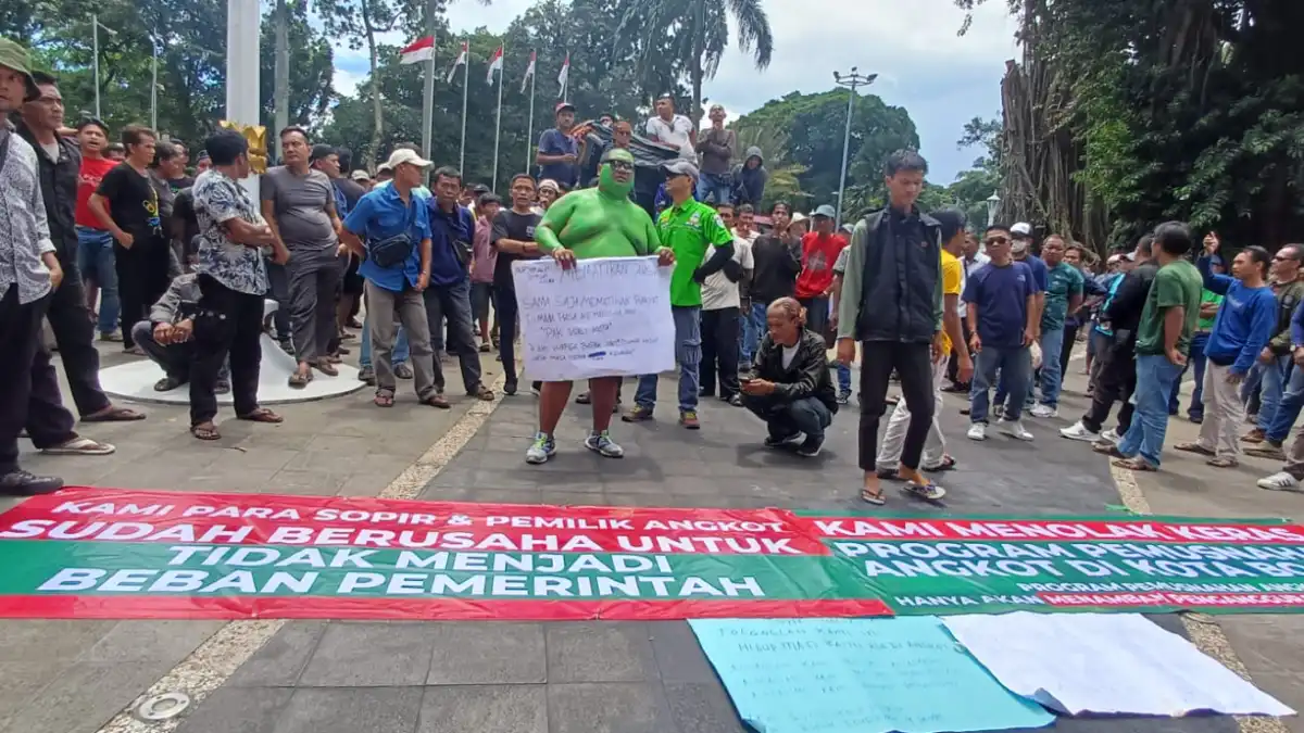 Sopir Angkot Bogor Protes Kebijakan Pembatasan Usia Kendaraan