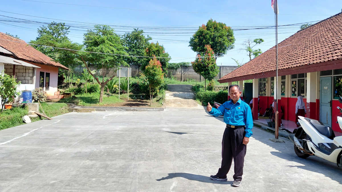 Demi Kenyamanan Siswa, SDN Rancabungur 02 Bangun Lapangan dengan Swadaya