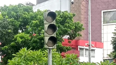 Pengguna Jalan Mengeluh, Traffic Light di Pertigaan Ekalokasari Dimatikan