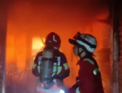 20 Kios di Pasar Kebon Kembang Hangus Terbakar