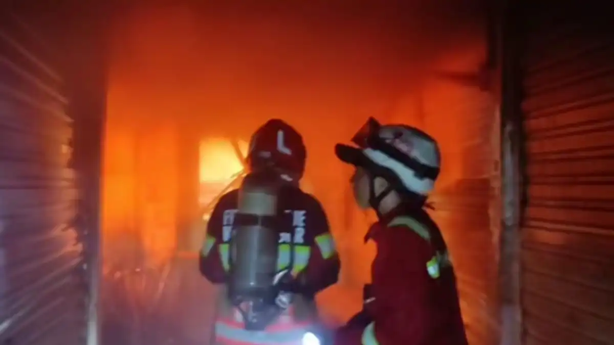 20 Kios di Pasar Kebon Kembang Hangus Terbakar