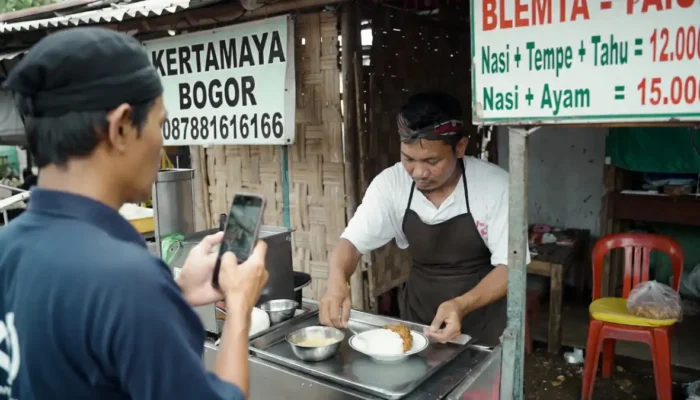 Interaksi antara penjual dan pembeli di lapak UMKM kawasan Kertamaya Bogor