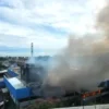 Kebakaran hebat pabrik karoseri PT Delima Jaya di Jalan KH Sholeh Iskandar Kota Bogor dengan asap hitam membumbung tinggi