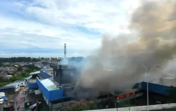 Kebakaran hebat pabrik karoseri PT Delima Jaya di Jalan KH Sholeh Iskandar Kota Bogor dengan asap hitam membumbung tinggi