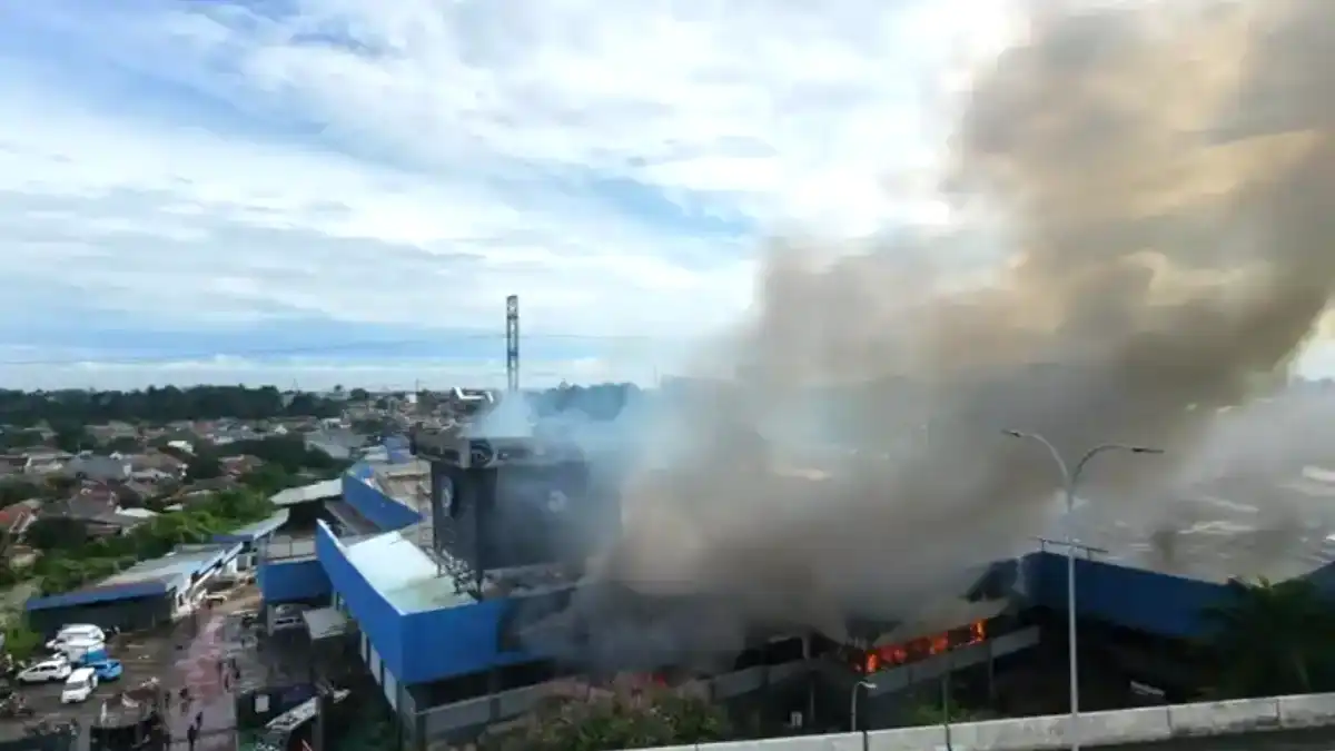 Kebakaran hebat pabrik karoseri PT Delima Jaya di Jalan KH Sholeh Iskandar Kota Bogor dengan asap hitam membumbung tinggi