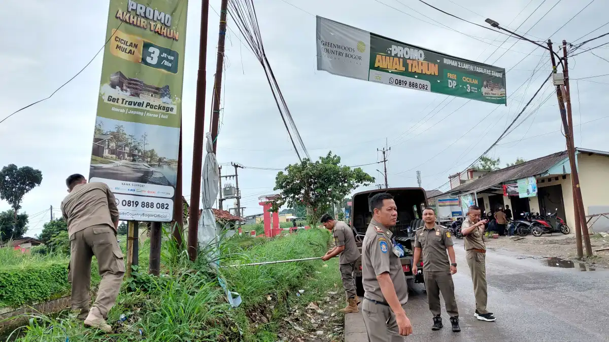 Arahan Kasatpol PP Kabupaten Bogor, Satpol PP Kecamatan Rancabungur Ikut Serta Tertibkan Spanduk