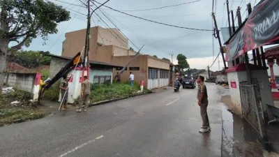 Arahan Kasatpol PP Kabupaten Bogor, Satpol PP Kecamatan Rancabungur Ikut Serta Tertibkan Spanduk