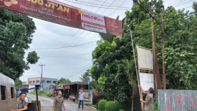 Arahan Kasatpol PP Kabupaten Bogor, Satpol PP Kecamatan Rancabungur Ikut Serta Tertibkan Spanduk