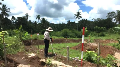 Petugas melakukan pengukuran ulang tanah sengketa