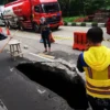 Jalan Sholeh Iskandar Bogor ambles sedalam 3 meter dekat lampu merah Yasmin Februari 2026