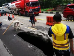 Jalan Sholeh Iskandar Bogor ambles sedalam 3 meter dekat lampu merah Yasmin Februari 2026