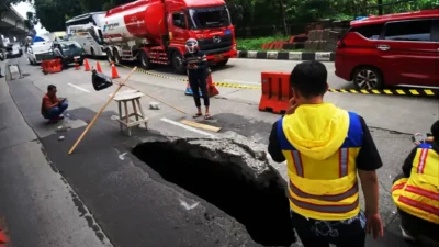 Jalan Sholeh Iskandar Bogor Ambles 3 Meter, Lalu Lintas Lumpuh Arah Yasmin–Kemang