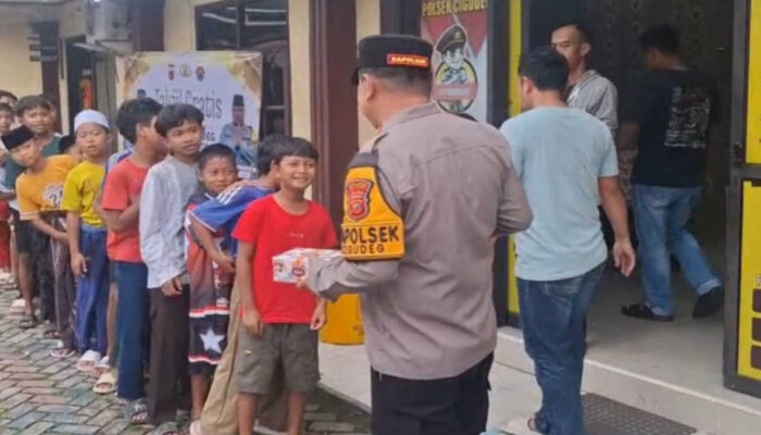 Polsek Cigudeg Gelar Jumat Berkah, Bagikan 400 Paket Takjil Gratis di Hari Kedua Ramadan