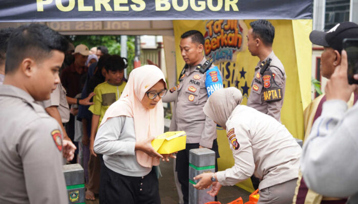 Polres Bogor Bagikan Takjil dan Makan Gratis untuk Warga di Depan Mako