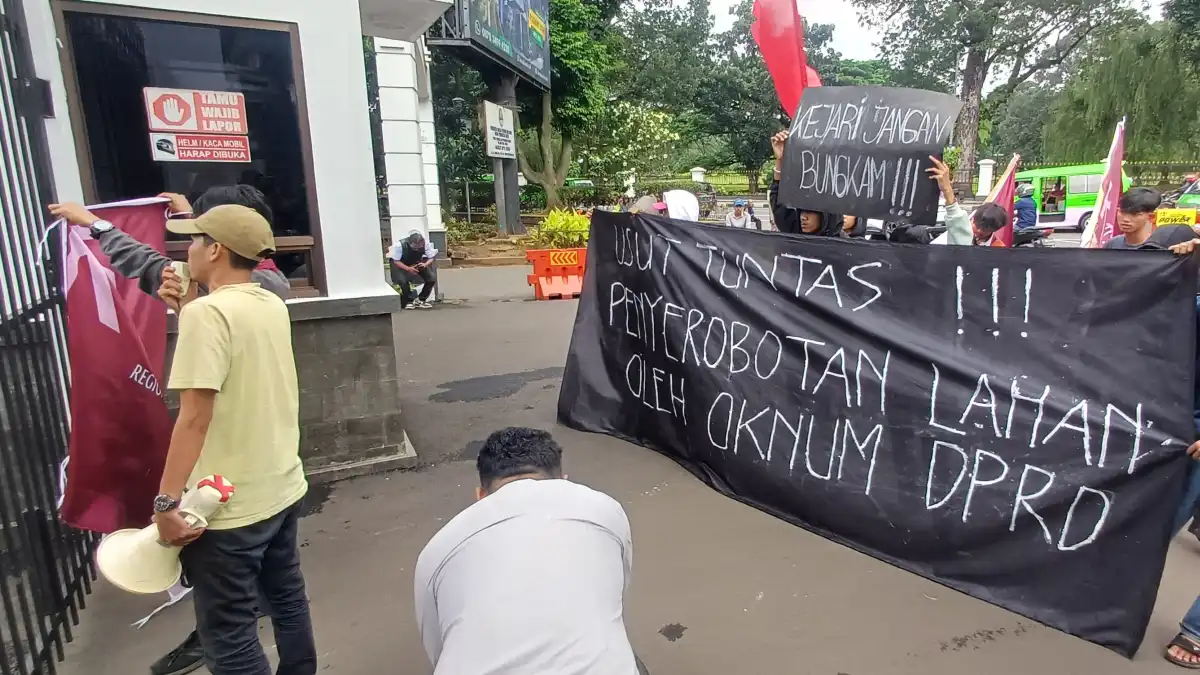 Massa KOPAD Desak Kejari Kota Bogor Usut Dugaan Penyerobotan Fasos-Fasum di Cimahpar Aksi massa KOPAD di depan Kejari Kota Bogor