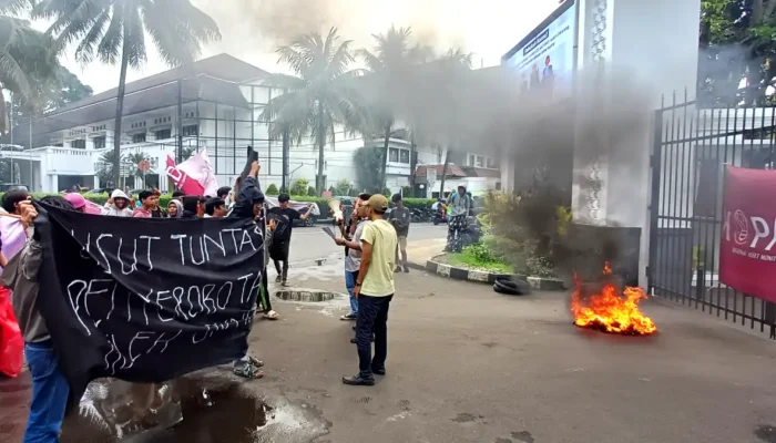 Massa KOPAD Desak Kejari Kota Bogor Usut Dugaan Penyerobotan Fasos-Fasum di Cimahpar Massa membakar ban saat unjuk rasa fasos-fasum Cimahpar