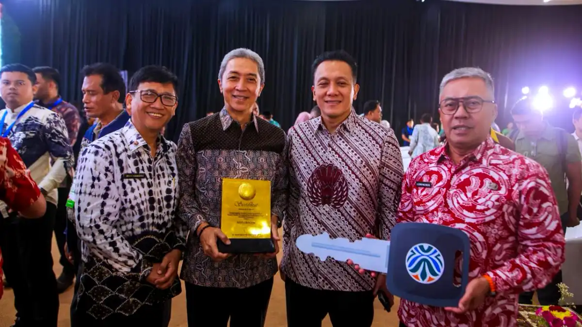 Dedie A. Rachim menerima penghargaan Kota Bogor Raih Predikat Kota Menuju Bersih di Rakornas 2026 Jakarta