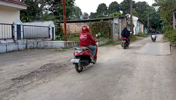 ceceran tanah dan jalan licin