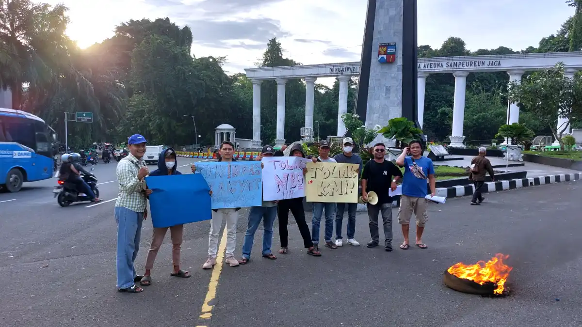 Gerakan Pemuda Merdeka menggelar aksi unjuk rasa di Tugu Kujang Bogor menolak Program MBG dan Koperasi Merah Putih