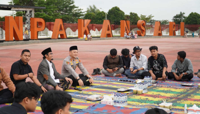 Kapolres Bogor Berbagi Takjil & Buka Puasa Bersama Mahasiswa di Pakansari, Perkuat Sinergi Jaga Kamtibmas Ramadan 2026