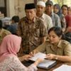 Warga mengurus pendaftaran DTKS di kantor desa untuk mendapatkan bantuan sosial 2026